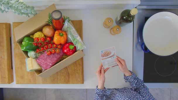 Вид Зверху Жінку Картками Рецептів Коробкою Доставлених Інгредієнтів Планують Їжу — стокове відео