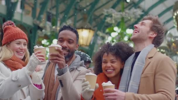 Vriendengroep Die Warme Chocolademelk Drinkt Met Marshmallows Sneeuw Kerstmarkt Buiten — Stockvideo