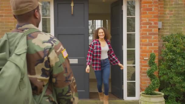 Семья Военных Открывает Входную Дверь Бежит Поприветствовать Отца Возвращающегося Домой — стоковое видео