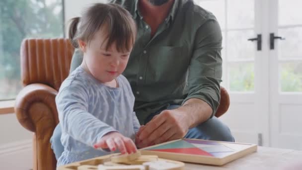 唐氏综合症女孩和父亲一起在家里玩木制形状的游戏 慢镜头拍摄 — 图库视频影像