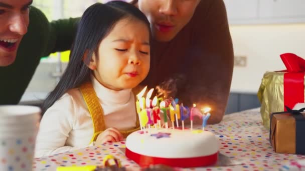 Gezin Met Twee Vaders Vieren Verjaardag Van Dochter Thuis Het — Stockvideo