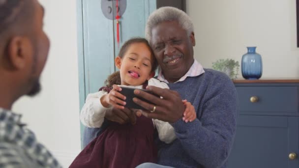 Abuelo Con Nietos Jugando Teléfono Móvil Casa Disparo Cámara Lenta — Vídeos de Stock