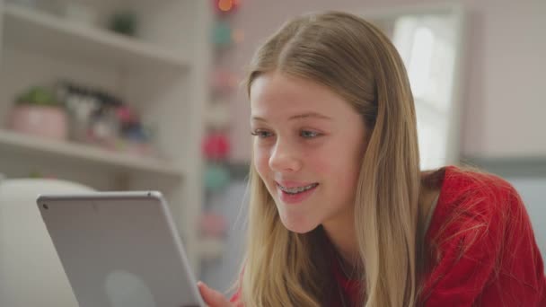 Ortodontik Diş Teli Takan Genç Bir Kız Evde Film Izlerken — Stok video