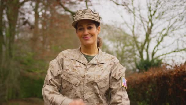 Портрет Американской Женщины Солдата Форме Возвращающейся Домой Отпуске Снято Замедленной — стоковое видео