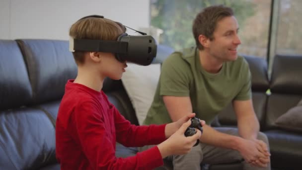 Padre Viendo Hijo Con Auriculares Realidad Virtual Jugar Juego Ordenador — Vídeos de Stock
