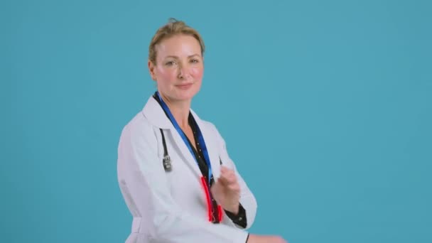 Graphiques Mouvement Autour Portrait Une Docteure Souriante Vêtue Manteau Blanc — Video