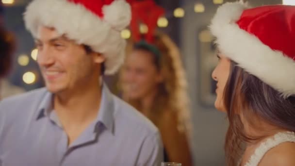 多文化的朋友们 戴着圣诞礼帽 在酒吧或俱乐部里欢度圣诞晚会 动作缓慢 — 图库视频影像