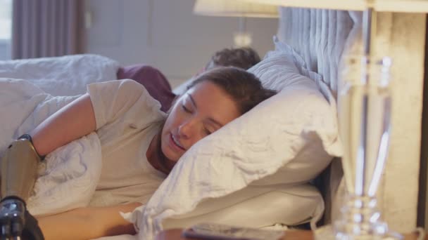 Pareja Con Mujer Con Brazo Protésico Cama Durmiendo Siendo Despertada — Vídeos de Stock