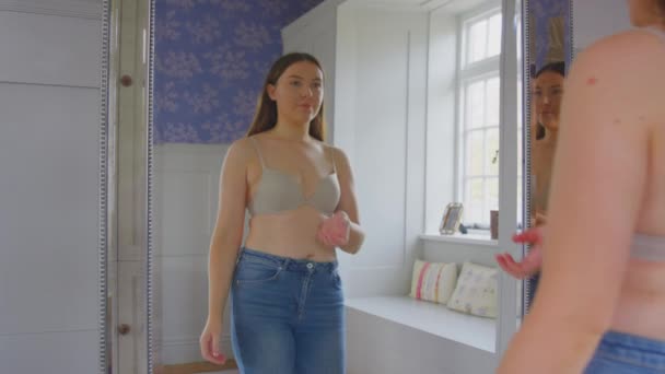 Kvinna Underkläder Själv Undersöka Bröst För Tecken Knölar Eller Cancer — Stockvideo