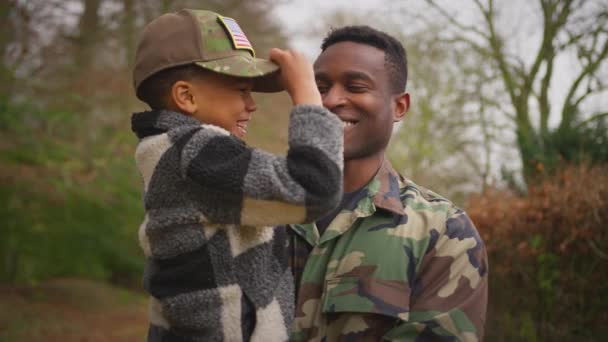 Soldado Estadounidense Regresando Casa Permiso Con Hijo Probándose Gorra Uniforme — Vídeos de Stock