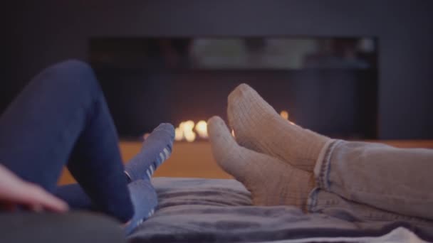 Gros Plan Couple Assis Par Feu Maison Réchauffant Les Pieds — Video