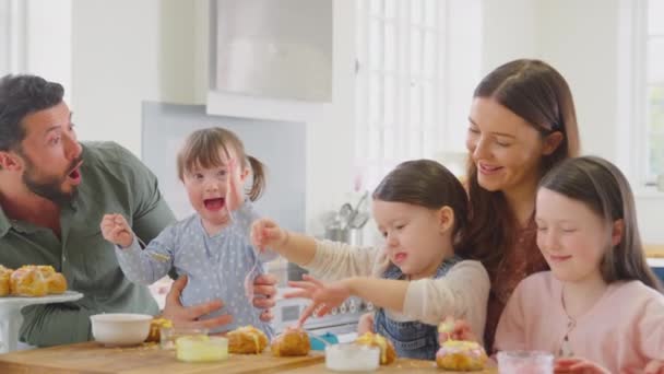 Sendromlu Bir Aile Kızı Mutfakta Masanın Etrafında Oturmuş Pastaları Süslüyorlar — Stok video