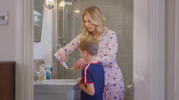 Mãe Ajudando Filho Escovar Dentes Com Escova Dentes Madeira Sustentável — Vídeo de Stock