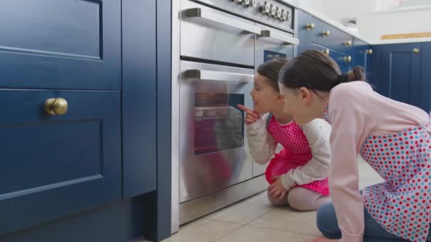 Zwei Mädchen Beim Cupcakes Backen Ofen Der Küche Hause Aufgenommen — Stockvideo