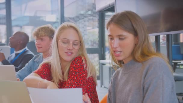Två Kvinnliga Universitets Eller Högskolestudenter Som Sitter Runt Bordet Med — Stockvideo