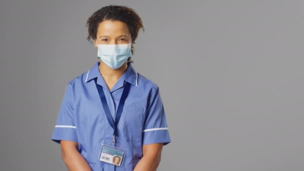 Studioporträt Einer Krankenschwester Uniform Und Gesichtsmaske Vor Grauem Hintergrund Aufgenommen — Stockvideo
