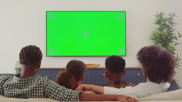 Vue Arrière Famille Assise Sur Canapé Regardant Télévision Écran Vert — Video