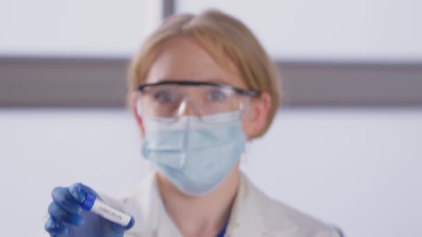 Retrato Trabalhadora Laboratório Que Usa Máscara Epi Segurando Tubo Teste — Vídeo de Stock