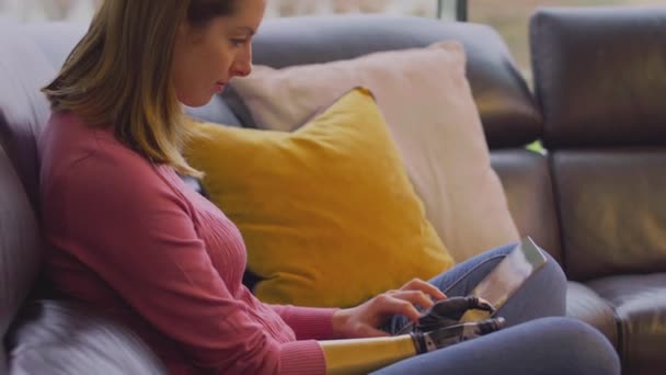 Kolu Protez Olan Genç Bir Kadının Dijital Tablet Kullanarak Evdeki — Stok video