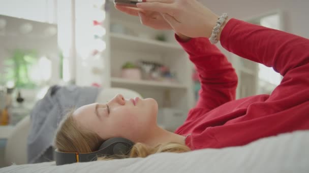 Дівчина Підліток Бездротових Навушниках Транслюють Музику Або Фільм Мобільного Телефону — стокове відео