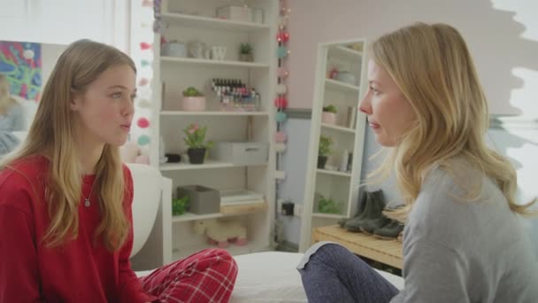 Pohled Dospívající Dceru Pyžamu Jak Sedí Posteli Vážně Povídá Matkou — Stock video