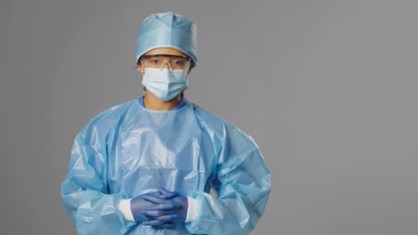 Studio Πορτρέτο Της Γυναίκας Χειρουργός Σοβαρή Έκφραση Φορώντας Τρίβει Μάσκα — Αρχείο Βίντεο