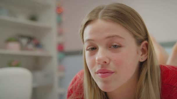 Teenage Dívka Sobě Ortodontické Rovnátka Ležící Posteli Doma Otočí Tváří — Stock video