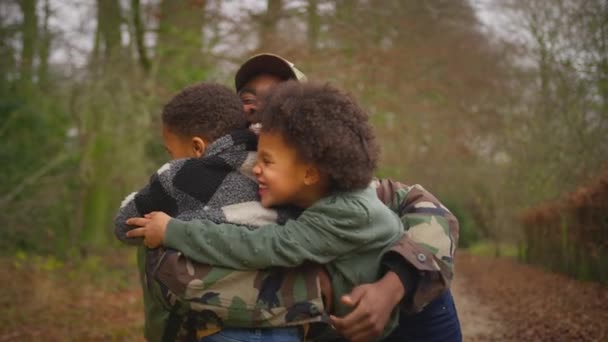 Soldado Americano Voltando Para Casa Licença Abraçando Filho Filha Que — Vídeo de Stock