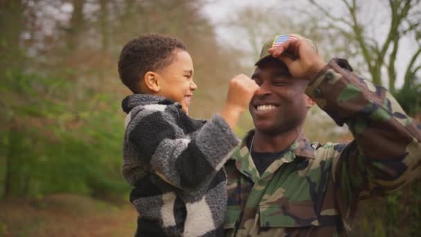 Amerikansk Soldat Kommer Hjem Orlov Med Søn Forsøger Sin Hær – Stock-video