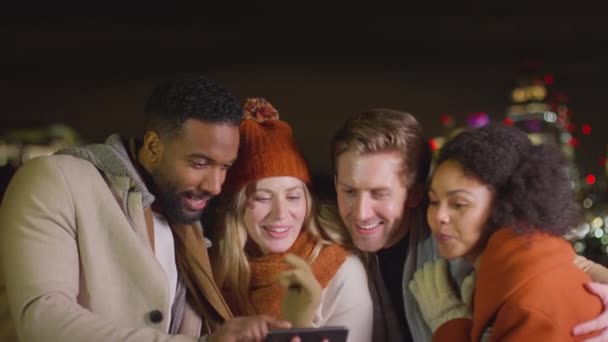 Grupo Amigos Vestindo Casacos Inverno Lenços Posando Para Selfie Telefone — Vídeo de Stock