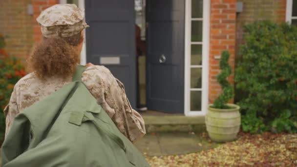 丈夫打开前门 用慢镜头向回家的军人妻子打招呼 — 图库视频影像