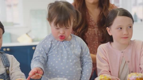 Familie Mit Syndrom Tochter Sitzt Hause Der Küche Tisch Und — Stockvideo