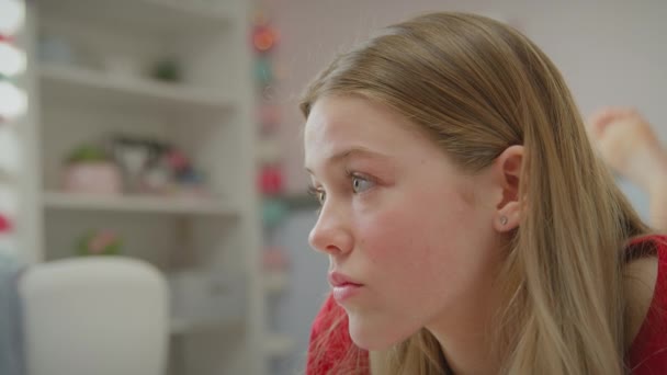 Unzufriedenes Teenager Mädchen Mit Zahnspange Das Hause Auf Dem Bett — Stockvideo