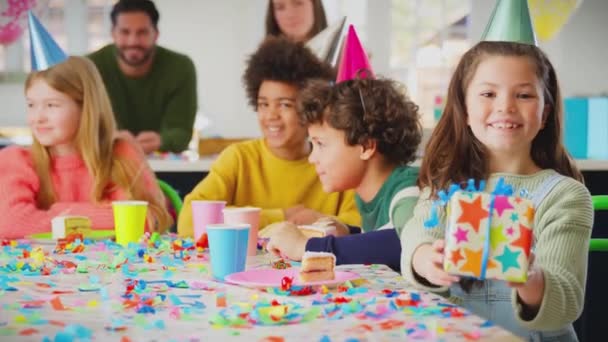 Dziewczyna Siedzi Przy Stole Imprezę Okazji Urodzin Trzymając Prezent Przed — Wideo stockowe