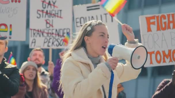 Группа Протестующих Мегафоном Плакатами Размахивающими Флагами Демонстрационном Марше Поддержку Гендерного — стоковое видео