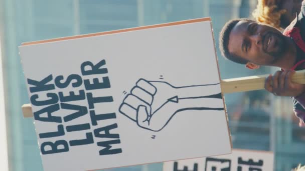 Κατακόρυφο Βίντεο Διαδηλωτών Κρατούν Πλακάτ Και Φωνάζουν Συνθήματα Πορεία Διαμαρτυρίας — Αρχείο Βίντεο