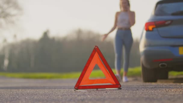 Planda Tehlike Uyarısı Var Kaputu Açık Arabanın Yanında Duran Kadın — Stok video