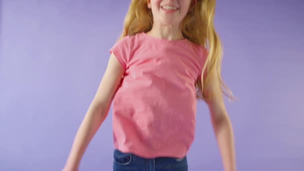 Studio Shot Dziewczyny Noszącej Królicze Uszy Skaczące Dołu Kadru Fioletowe — Wideo stockowe