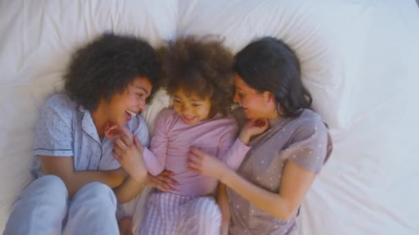 Fotografía Aérea Familia Con Dos Madres Con Pijamas Jugando Acostadas — Vídeos de Stock