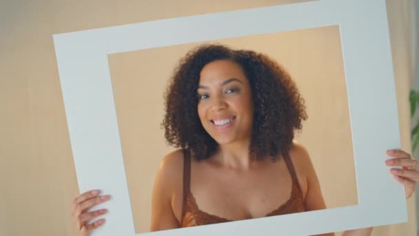 Foto Estudio Mujer Segura Positiva Sonriendo Mirando Través Marco Cartón — Vídeos de Stock
