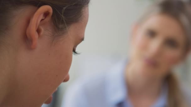 Gros Plan Médecin Qui Parle Une Adolescente Pleurs Souffrant Problèmes — Video