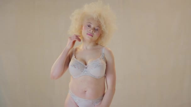 Strzał Studyjny Pewnej Siebie Pozytywnej Młodej Albinoski Bieliźnie Spoglądającej Kamerę — Wideo stockowe