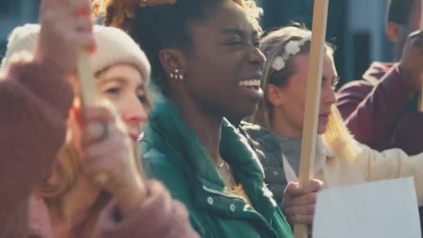 Zbliżenie Protestujących Trzymających Plakaty Śpiewających Slogany Podczas Marszu Demonstracyjnego Mieście — Wideo stockowe