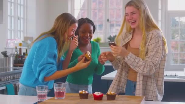 Grupo Amigos Adolescentes Multiculturales Cocina Casa Comiendo Cupcakes Filmados Cámara — Vídeo de stock