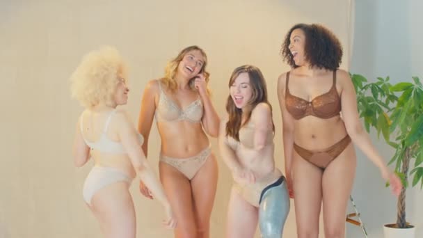 Ομάδα Διαφορετικών Γυναικών Φίλων Μία Προσθετικό Άκρο Στο Στούντιο Φορώντας — Αρχείο Βίντεο