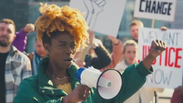 Sekelompok Demonstran Dengan Megafon Memegang Plakat Dan Meneriakkan Slogan Slogan — Stok Video