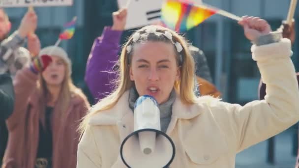 Groupe Manifestants Avec Mégaphone Portant Des Pancartes Agitant Des Drapeaux — Video