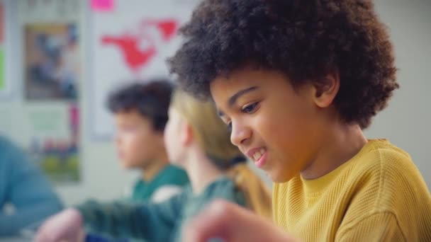 Primer Plano Los Estudiantes Primaria Con Maestra Usando Tabletas Digitales — Vídeos de Stock
