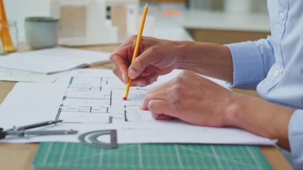 Ofiste Planlar Üzerinde Çalışan Erkek Mimarın Yakın Plan Çekimi Ağır — Stok video