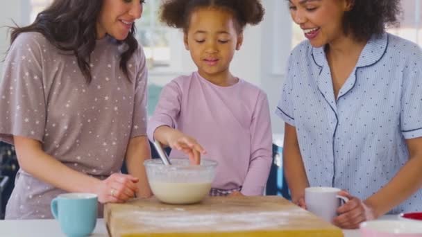 Figlia Famiglia Con Due Mamme Che Mettono Miscela Pancake Sul — Video Stock